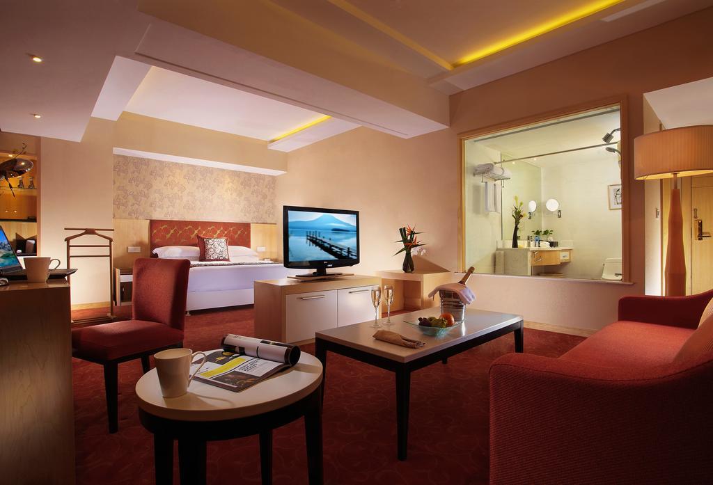 Puxi New Century Hotel Şanghay Dış mekan fotoğraf